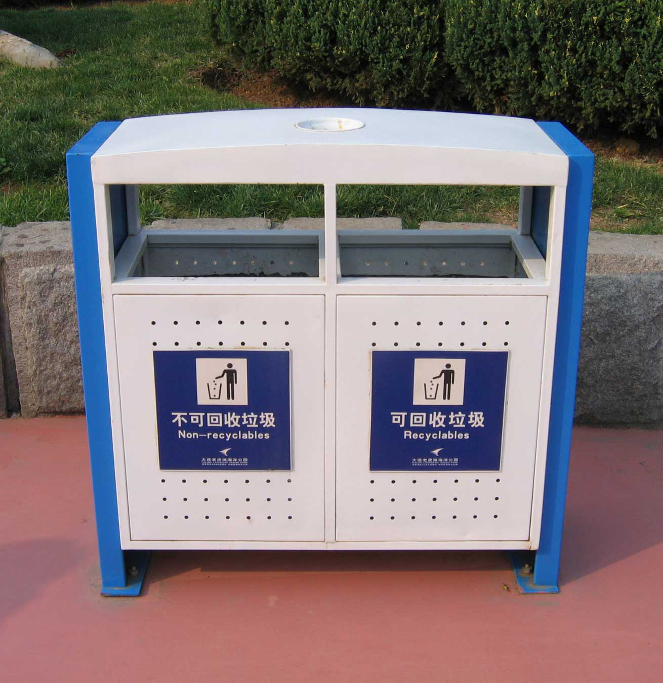 街道金属垃圾桶